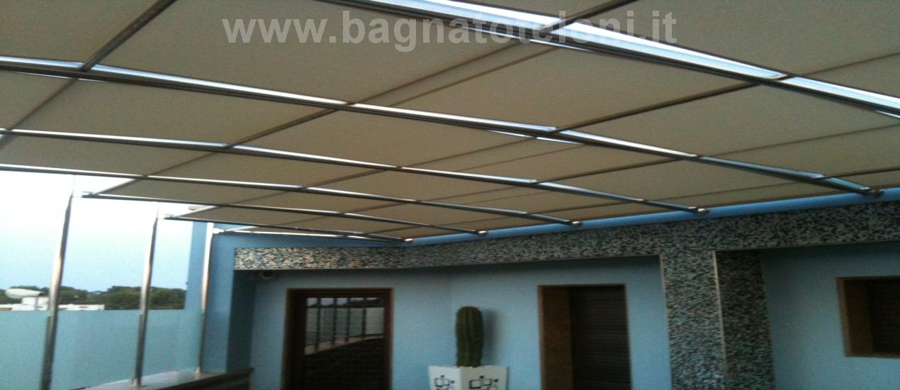 Tenda da sole per terrazza realizzata in tessuto Soltis su struttura portante in acciaio