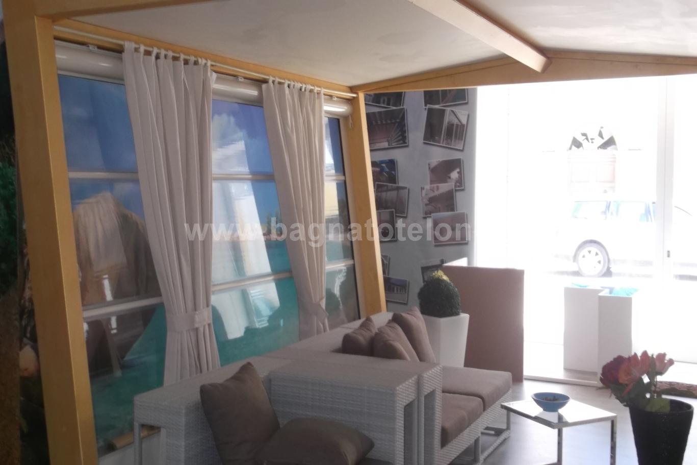 gazebo in legno con tende cristal laterali e tetto telonato