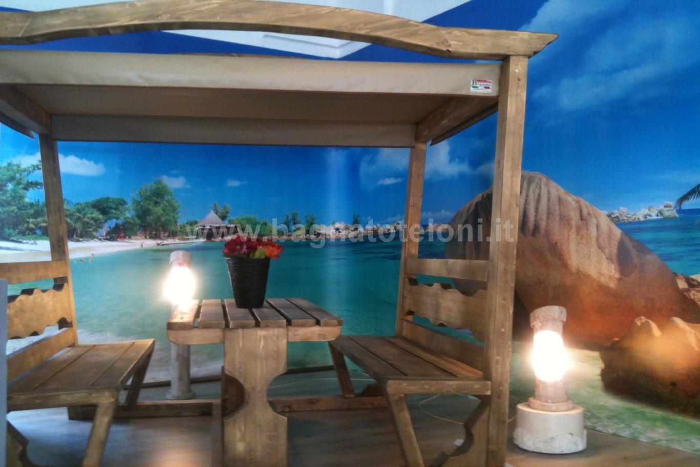 panchine da esterno in legno lamellare con ombreggiatura telonata sovrastante